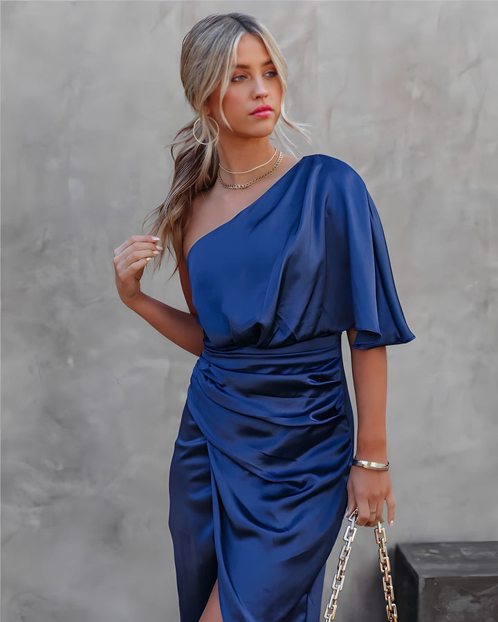 Elegant Sleeveless Evening Dress with Soft Shine