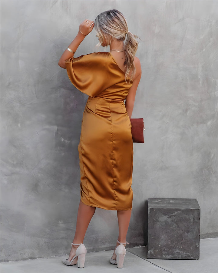 Elegant Sleeveless Evening Dress with Soft Shine
