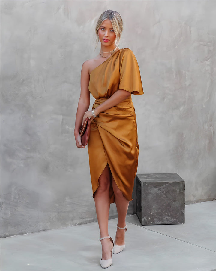 Elegant Sleeveless Evening Dress with Soft Shine