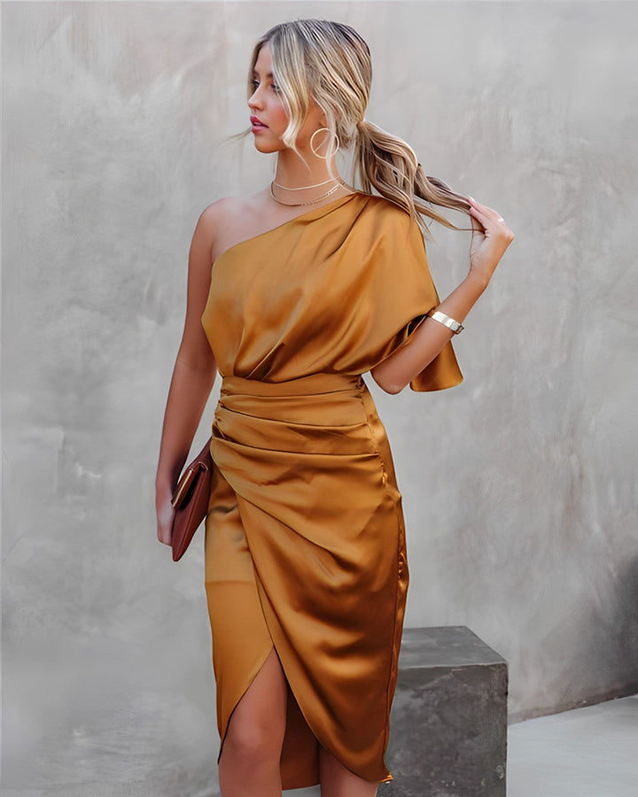 Elegant Sleeveless Evening Dress with Soft Shine
