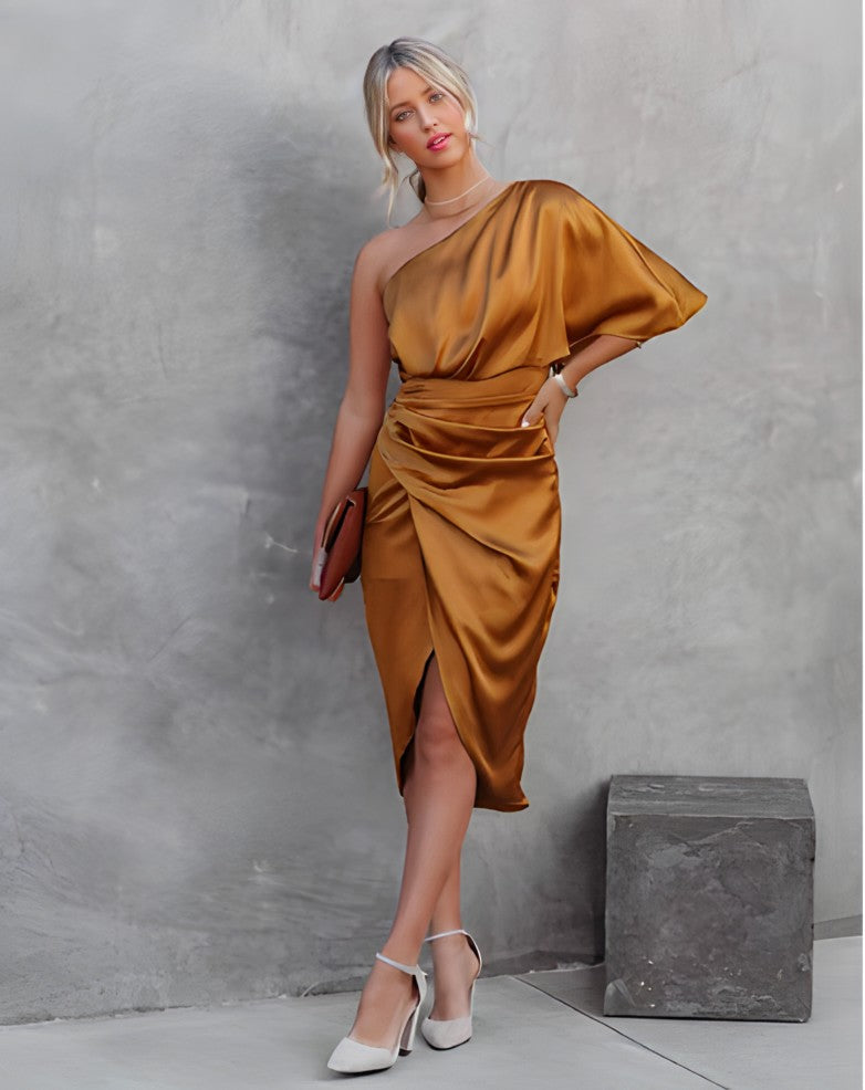 Elegant Sleeveless Evening Dress with Soft Shine
