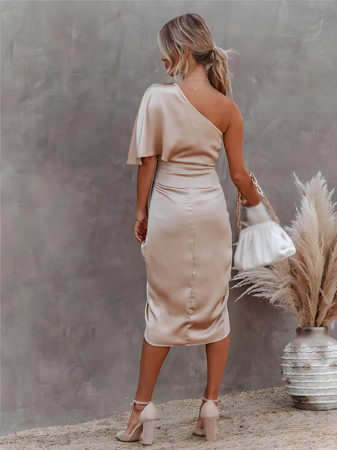 Elegant Sleeveless Evening Dress with Soft Shine